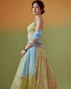 Shanaya Kapoor: সোনালি লেহেঙ্গায় নজরকাড়া শানায়া কপূর