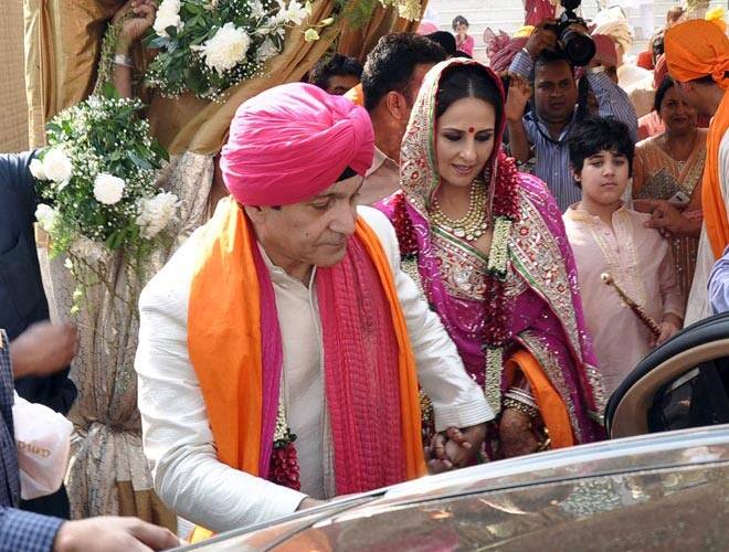 वहीं फोर्ब्स मैगजीन के मुताबिक सुरेंद्र की कुल संपत्ति 1.29 अरब डॉलर है. बता दें कि सुरेंद्र पहले से ही तीन बच्चों के पिता थे.