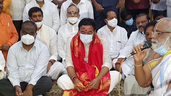 ఈ సందర్భంగా స్వామి వారికి కేంద్రమంత్రి పూజలు చేశారు. ఆలయానికి వచ్చిన కిషన్ రెడ్డికి అర్చకులు పూర్ణకుంభ స్వాగతం పలికారు.