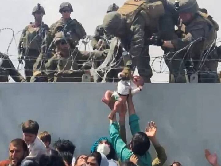Afghanistan Crisis: The Afghan baby seen on video being lifted up to a US Marine reunited with its father अमेरिकी सेना का अफगानी बच्चे को रेस्क्यू करने का वीडियो हुआ था वायरल, इलाज के बाद वापस पिता को सौंपा