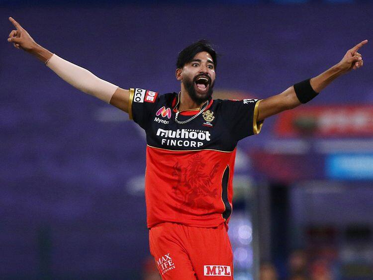 Hyderabadis set up giant cut-out of Mohammed Siraj’s ‘finger-on-lips’ celebration Mohammed Siraj: హైదరాబాద్‌ కా షాన్...  భాగ్యనగరంలో మహ్మద్ సిరాజ్ భారీ కటౌట్... వీడియో, ఫొటోలు వైరల్ 