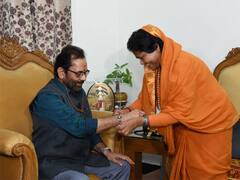 Raksha Bandhan 2021: केंद्रीय ग्रामीण विकास राज्य मंत्री साध्वी निरंजन ज्योति ने केंद्रीय अल्पसंख्यक कार्य मंत्री मुख्तार अब्बास नकवी को बांधी राखी