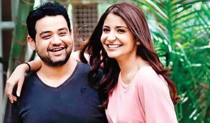 એક્ટ્રેસ અનુષ્કા શર્મા પોતાના ભાઇ કર્ણેશની ખૂબ નજીક છે. બંન્ને એક સાથે મળીને પ્રોડક્શન હાઉસ ચલાવે છે. તાજેતરમાં જ  તેઓના પ્રોડક્શન હાઉસની વેબ સીરિઝ પાતાલલોકને લોકોએ ખૂબ પસંદ કરી હતી. એક ઇન્ટરવ્યૂમાં અનુષ્કાએ કહ્યું હતું કે, તે સ્ટેટ લેવલ સુધી ક્રિકેટ રમી ચૂક્યો છે અને તે મારો સ્ટાર છે.