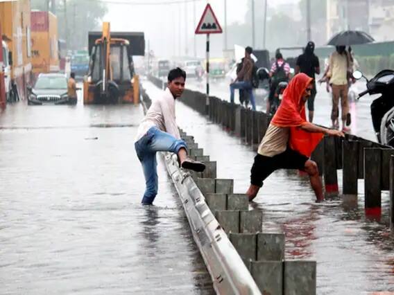 Heavy Rainfall: దిల్లీని ముంచెత్తిన వర్షం.. పలు ప్రాంతాలు జలమయం