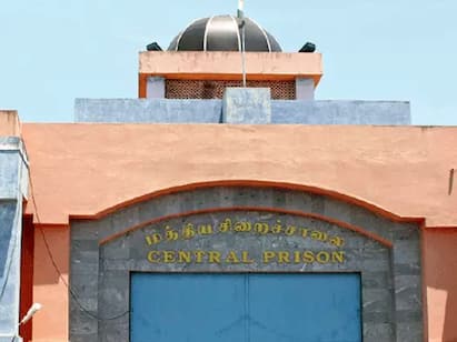 Puducherry: Attempted suicide by inmates at Kalapattu Central Jail புதுவை காலாப்பட்டு சிறையில் 11 கைதிகள் தற்கொலை முயற்சி- ஆணிகளை விழுங்கியதால் பரபரப்பு...!