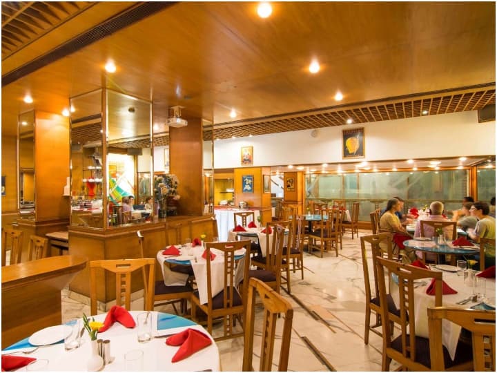 मुंबई में होटल-रेस्टोरेंट्स बार के असोसिएशन आहार ने अपने कर्मचारियों को वैक्सीन लगाने की खुद की तैयारी, कैंप लगाकर वैक्सिनेशन किया शुरू