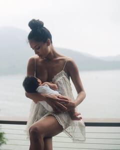 Breastfeeding: बेटी के साथ लीजा हेडन ने शेयर की बेहद प्यारी तस्वीरें, देखिए