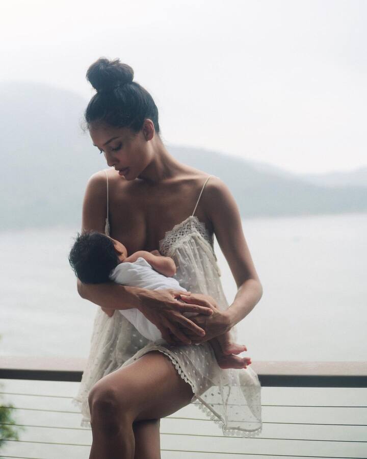 तस्वीरों में लीजा हेडन और बेटी लारा के बीच बेहद प्यारी बॉन्डिंग दिखाई दे रही है, फैंस लीजा और लारा की इन तस्वीरों पर खूब प्यार बरसा रहे हैं.