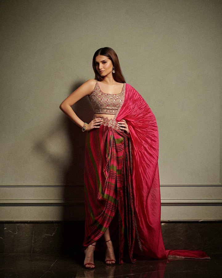 इन तस्वीरों में तारा सुतारिया ओरगांजा की बेहद सुन्दर चेरी रेड कलर की सिल्क साड़ी में नजर आ रही हैं.