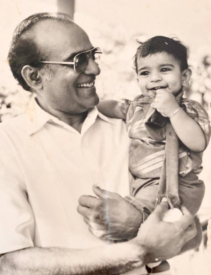 మనవడు రామ్ చరణ‌ను ఎత్తుకుని మురిసిపోతున్న చిరంజీవి తండ్రి