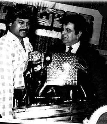 బాలీవుడ్ దిగ్గజం దిలీప్ కుమార్‌తో చిరంజీవి