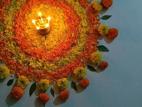 The traditional ritual of laying pookkalam (floral Rangoli) starts on Atham day. Only yellow flowers will be used on Atham with only one circular layer made and the design is kept simple. Image Source: Getty