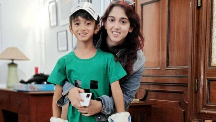 इरा खान और आजाद राव खान – एक्टर आमिर खान की बेटी आइरा खान अपने भाई आजाद खान से पूरे साल बड़ी है. वहीं आमिर के बड़े बेटे जुनैद - आजाद से करीब 20 साल बड़े हैं.