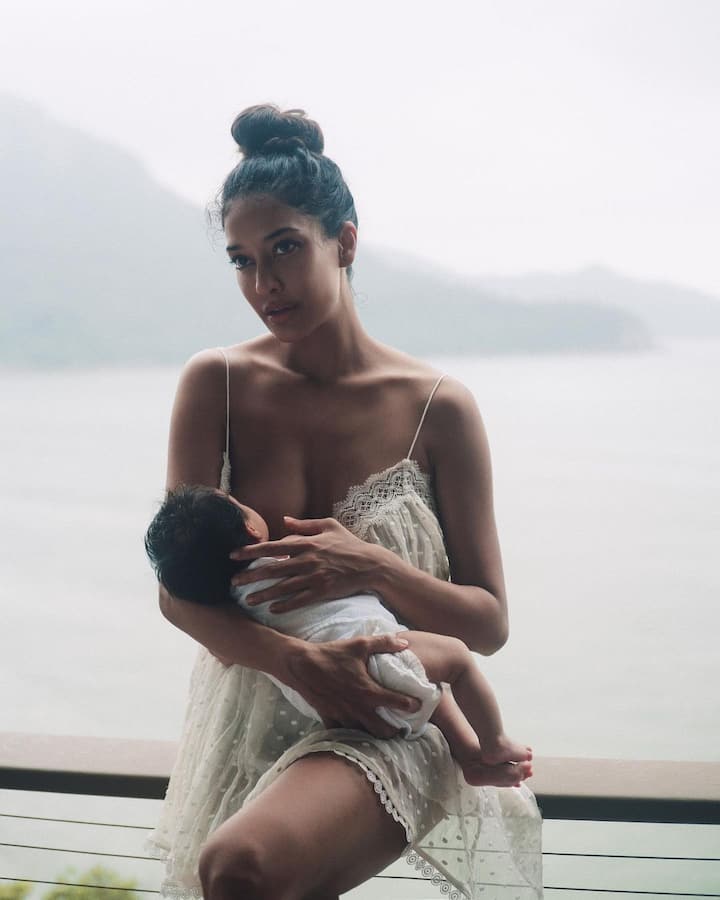 लीजा हेडन इससे पहले भी ऐसी ही बेबाक तस्वीरें शेयर करती दिखाई दे चुकी हैं. वहीं, लेटेस्ट फोटोज के जरिए उन्होंने अपने बेटी की ओर से खास मैसेज दिया है.