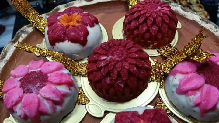 সালকিয়া চৌরাস্তা মোড়ের কাছের ওই মিষ্টির দোকানে করোনা আবহে এই স্পেশাল মিষ্টি দেখে বেজায় খুশি বোনেরা।।