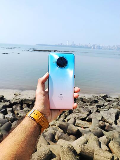 Mi 10i या स्मार्टफोनमध्ये 6.67 इंचाचा फुल एचडी डिस्प्ले आहे. या फोनमध्ये स्नॅपड्रॅगन 750G प्रोसेसर सपोर्ट देण्यात आला आहे. स्मार्टफोनमध्ये क्वाड कॅमेरा सेटअप आहे, ज्यामध्ये पहिला 108 मेगापिक्सल सॅमसंग HM2 सेन्सर, दुसरा 8MP अल्ट्रा वाइड अँगल लेन्स, तिसरा 2MP मॅक्रो लेन्स आणि चौथा 2MP डेप्थ सेन्सर आहे. फोनच्या समोर 16 एमपीचा सेल्फी कॅमेरा देण्यात आला आहे. या फोनची किंमत 20,999 रुपये आहे. पण डिस्काऊंटमध्ये हा फोन 20 हजार रुपयांच्या कमी किमतीत मिळू शकतो.
