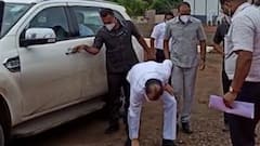 Baramati Ajit Pawar : अजित पवारांच्या गांधीगिरीची चर्चा,रस्त्यावरचा कचरा स्वत: उचलून बाजूला केला