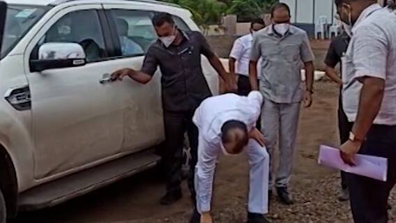 Baramati Ajit Pawar : अजित पवारांच्या गांधीगिरीची चर्चा,रस्त्यावरचा कचरा स्वत: उचलून बाजूला केला