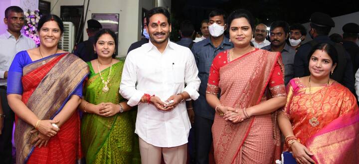 రాఖీ పండుగ సందర్భంగా ఆంధ్రప్రదేశ్ ముఖ్యమంత్రి వైఎస్.జగన్ మోహన్ రెడ్డిని ఎమ్యెల్యే విడదల రజిని, విజయవాడ మేయర్ ఆర్ భాగ్యలక్ష్మి, ఉపాధ్యాయ ఎమ్మెల్సీ కల్పలతారెడ్డి, ఏపీ వడ్డీ కార్పొరేషన్ చైర్మన్ గాయత్రి సంతోషిణి కలిశారు. జగన్‌కు రాఖీ కట్టి శుభాకాంక్షలు తెలిపారు.