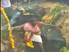 Live Video: కొండపై నుంచి జారిపడి పూజారి మృతి... అనంతపురం జిల్లాలో విషాద ఘటన