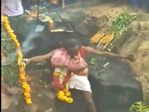 Live Video: కొండపై నుంచి జారిపడి పూజారి మృతి... అనంతపురం జిల్లాలో విషాద ఘటన