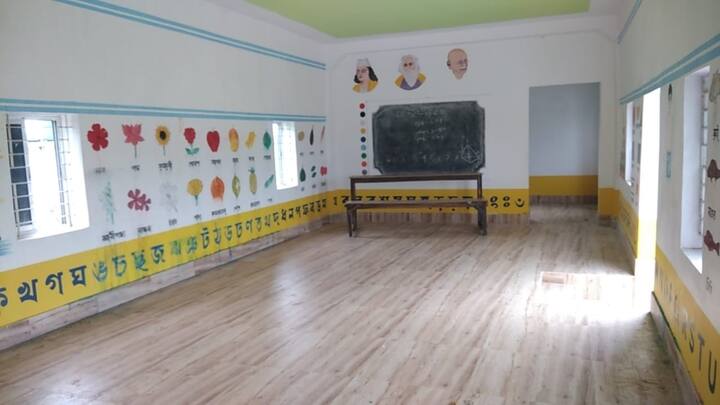 মাদপুর গ্ৰামের স্থানীয় গৃহবধূ মহুয়া দাস বলেন, 'বাস স্কুলের ভিতরে পাখি, ফুল , মাছ সব আঁকা আছে এতে বাচ্চারা এসে খুব উৎসাহ পায়। দিদিমণিরা বাচ্চাদের ডাকতেন এই বলে 'আয় বাসে করে দিল্লি বেড়াতে যাব' এতে বাচ্চারা খুব আনন্দ পেত। কিন্তু এখন স্কুল বন্ধ। বাচ্চারা আসতে পারছে না। তাই তাদের মন খারাপ।' (সব ছবি ও তথ্য: সোমনাথ মিত্র, হুগলি)