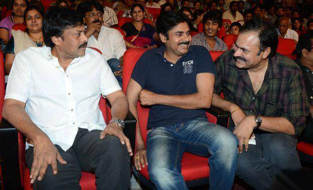 చిరంజీవిని అభిమానులు ‘చిరు’ అని కూడా ముద్దుగా పిలుచుకుంటారు. వీరాభిమానులు మెగాస్టార్ అని పిలుస్తారు. అయితే, చిరంజీవిని తొలిసారి ‘చిరు’ అని పిలించింది.. నటుడు రవికాంత్. ‘మంచు పల్లకి’ సినిమా సమయంలో ఆయన అలా పిలిచారట.