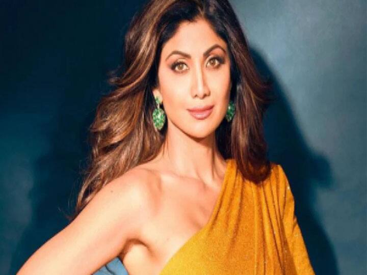 जहां कई बॉलीवुड स्टार अब डिजिटल स्पेस में कदम रख रहे हैं. वहीं कई लंबे समय के विश्राम के बाद फिल्मों में वापसी करने के लिए तैयार हैं. अपनी इस स्टोरी में हम आपको बताने जा रहे हैं इन एक्ट्रेस की लिस्ट के बारे में जो वापसी करने के लिए पूरी तरह तैयार हैं. 'दोस्ताना' और 'ढिश्कियाऊं' जैसी फिल्मों में अभिनय करने के बाद शिल्पा शेट्टी को सिल्वर स्क्रीन पर भले ही नहीं देखा गया हो, लेकिन उन्होंने काफी लंबे समय के बाद फिल्मों में वापसी करने ती तैयारी की थी. हाल ही में शिल्पा शेट्टी परेश रावल, मिजान और प्रणिता सुभाष के साथ 'हंगामा 2' में दिखाई दी थी. इसी के साथ वो अपनी आने वाली फिल्म 'निकम्मा' में भी दिखाई देंगी.