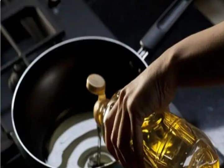 Reheating Cooking Oil: कहीं सेहत के साथ खिलवाड़ तो नहीं कर रहे आप? पके हुए तेल को फिर से यूज करना हो सकता है खतरनाक