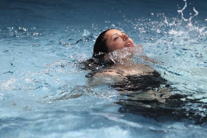 భూమిక అనగానే.. ఆమె అందం, అభినయమే గుర్తుకు వస్తుంది కదూ. ‘యువకుడు’ సినిమాతో తెలుగు తెరకు పరిచయమై.. ‘ఎంసీఏ’ సినిమాతో సెకండ్ ఇన్నింగ్స్ ప్రారంభించిన భూమిక వరుస అవకాశాలతో మరోసారి తన హవా కొనసాగిస్తోంది. దర్శక నిర్మాతలు భూమికను ఇష్టపడేందుకు కారణం.. ఆమె చిత్తశుద్ధే. ఇందుకు ‘లడ్డు బాబు’ సినిమా దర్శకుడు రవిబాబు చెప్పిన మాటలే నిదర్శనం.