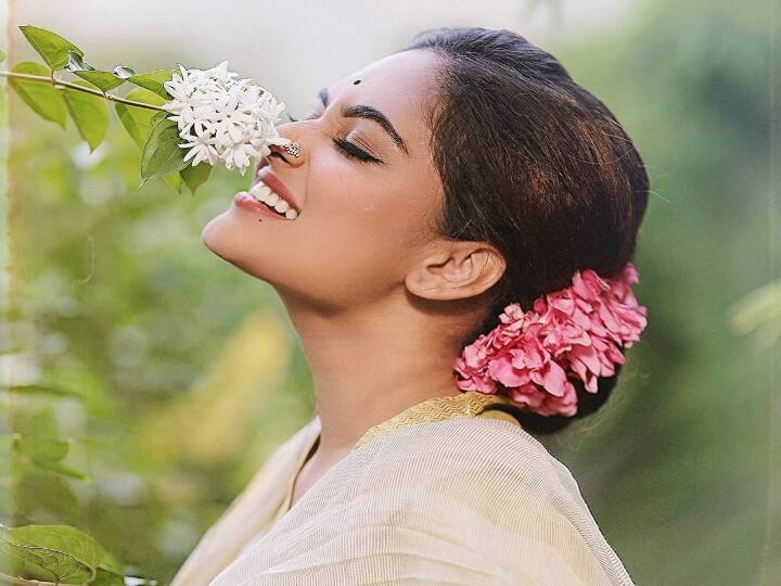 வண்ணம் இல்லா என் வாழ்விலே வர்ணம் மீட்டுகிறாய்