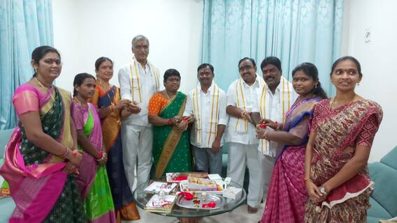 Watch: 10 ఏళ్ల నుంచి మంత్రి హరీశ్ రావుకు తొలి రాఖీ కట్టేది ఈమెనే..