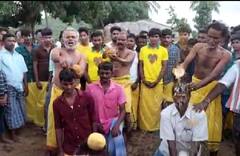 தருமபுரியில் தலையில் தேங்காய் உடைத்து குரும்பர் இன மக்கள் வினோத வழிபாடு...!