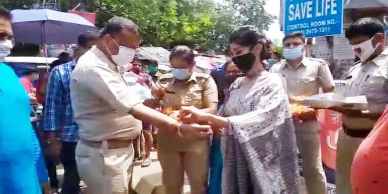 Rakhi Bandhan Utsav 2021 celebrated in several parts of state Rakhi Bandhan Utsav 2021 : পুলিশকর্মী ও পথচলতি মানুষকে রাখি পরালেন লাভলি, বিভিন্ন জায়গায় বিতরণ মাস্ক-স্যানিটাইজার