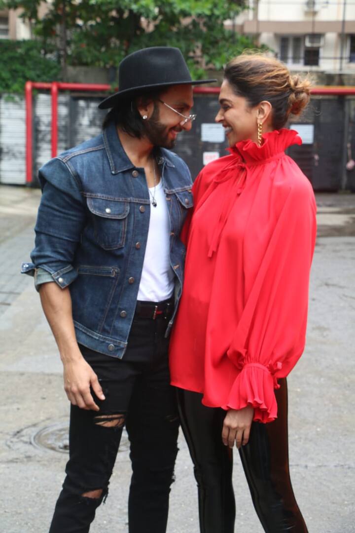 Ranveer and Deepika can be seen posing for the paparazzi as they get spotted in the city for Anju Bhavnani’s birthday lunch. (Image courtesy – Manav Manglani)