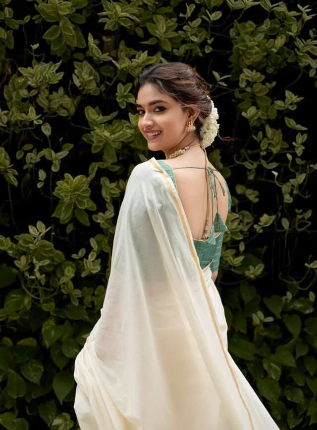 కీర్తి సురేష్ ఓనమ్ సెలబ్రేషన్ ఫొటోలను తన ఫేస్ బుక్ ఖాతాలో పోస్ట్ చేయగా ట్రెడీషనల్ లుక్ వైరల్ అవుతోంది. (Image Credit: Keerthy Suresh Facebook)