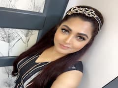 Actress Kushboo Sundar  pics | அடி ஏதோ உன்னிடம் இருக்கிறது - குஷ்பூ போட்டோஷூட்