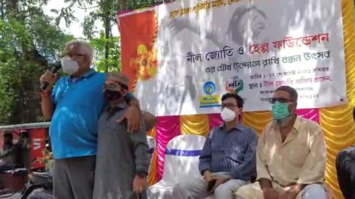 স্বেচ্ছাসেবী সংগঠনের তরফে মহিলা ও কচিকাঁচারা এলাকার আফগানদের রাখী পরিয়ে দিলেন।