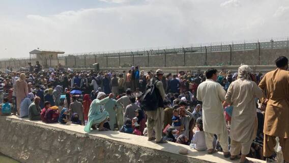 Afghanistan Taliban: প্রাণ বাঁচাতে কাবুল বিমানবন্দরে ৫০ হাজার মানুষের ভিড় । Bangla News