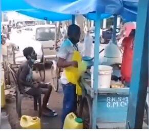 viral video pani puri street vendor mixed his urine with water and using the same Water in Pani Puri Viral Video : चटकदार पाणीपुरी खाताय? मग हा व्हिडीओ बघाच...विक्रेत्याने पाणीपुरीत मिसळली लघवी