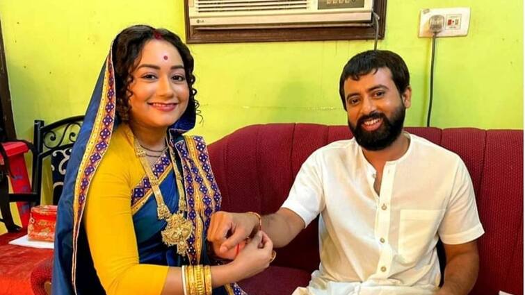 Actress Promita Chakrabartty ties rakhi and wished Actor Sourav Saha at rani Rashmoni's set Promita Chakrabartty Rakhi Celebration: 'শ্রীরামকৃষ্ণ' সৌরভের হাতে রাখি বাঁধলেন 'অন্নদা' প্রমিতা