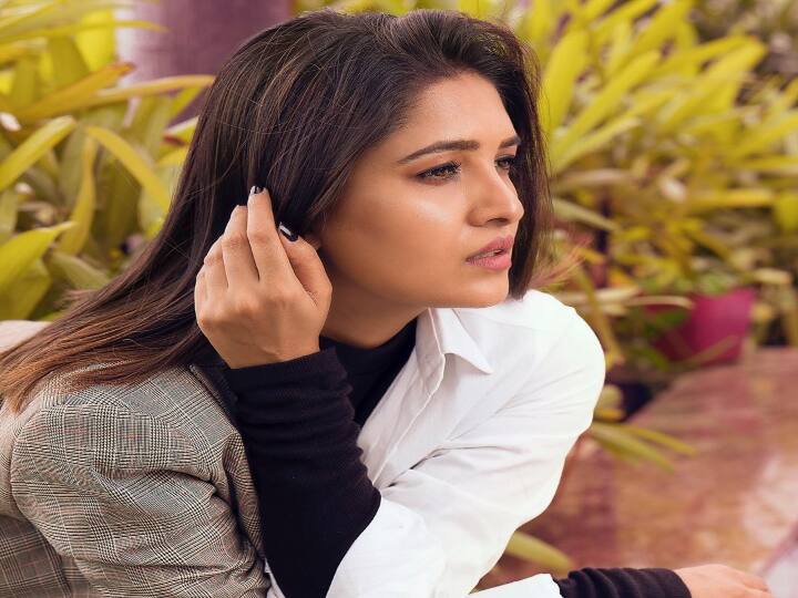 சட்டென்று என்னை ஒருத்தி கடந்து சென்றாலே சந்தேகம் உள்ளது இங்கு அவள் பேரிலே