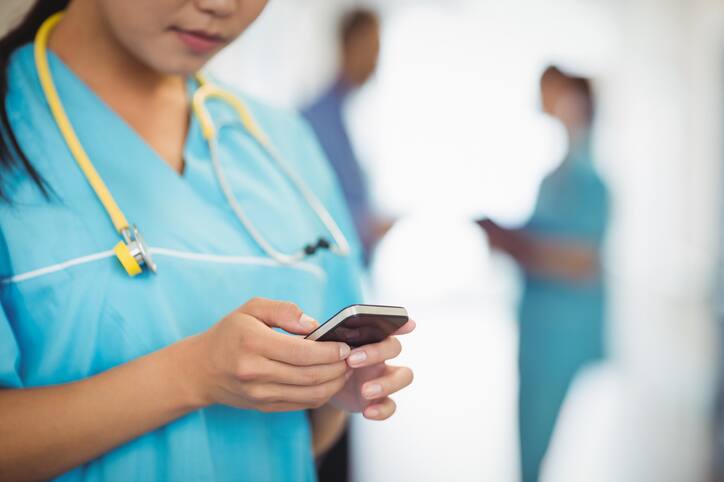 Mobile phone should not be taken in the icu of the hospital even by mistake it may be danger જો આપ હોસ્પિટલના ICUમાં લઇ જાવ છો મોબાઇલ તો સાવધાન, થઇ શકે છે આ નુકસાન