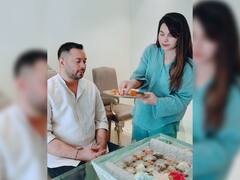 Raksha Bandhan: तस्वीरों में देखें कैसे तेजस्वी यादव ने मनाया रक्षा बंधन, कई बहनों से बंधवाई राखी