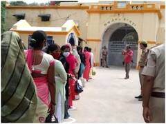 रक्षाबंधनः भाईयों की कलाई पर नेह की डोर बांधने जेल पहुंचीं बहनें, लगी लंबी कतार