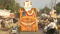 Aligarh पहुंचा Kalyan Singh का पार्थिव शरीर, सड़क किनारे खड़े लोगों ने लगाए 'अमर रहे' के नारे