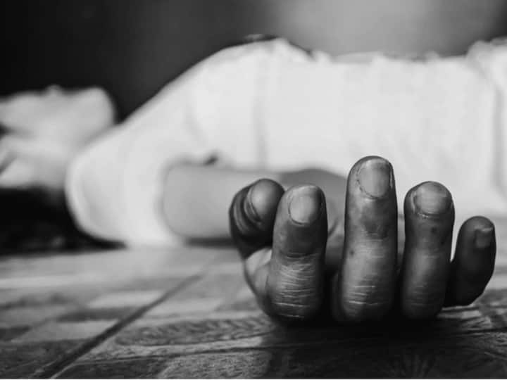 Sex worker Women stabbed death by a man near Delhi விடுதிக்கு வந்த பாலியல் தொழிலாளி.. கத்தியால் குத்திக்கொன்ற நபர் - போலீஸ் விசாரணை!
