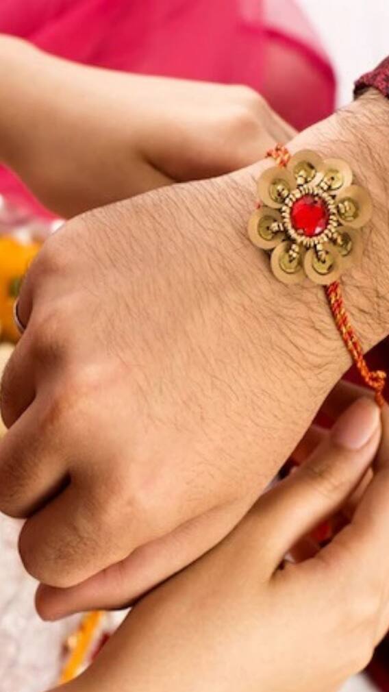 রাখিবন্ধনের শুভেচ্ছা জানান প্রিয়জনকে