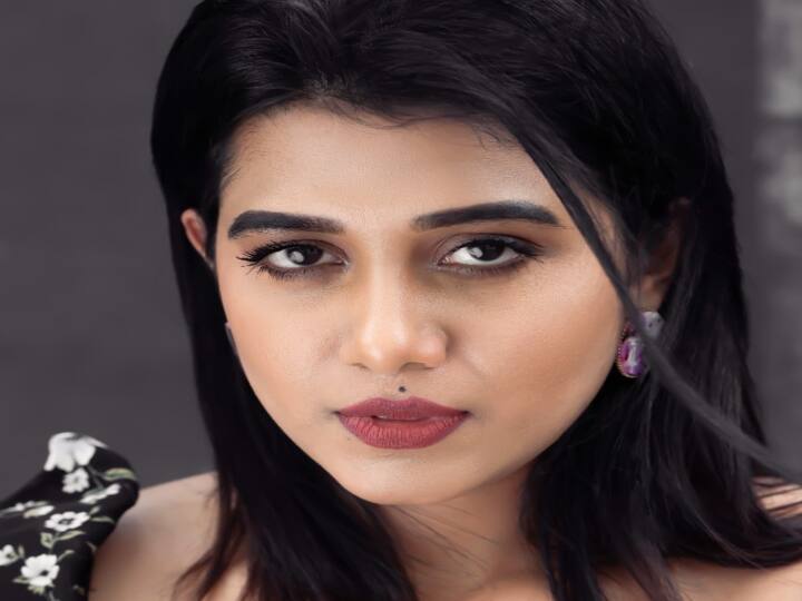 கொடுத்து வைத்த நதியே நதியே அவள் குளித்தச் சுகம் சொல்வாயா