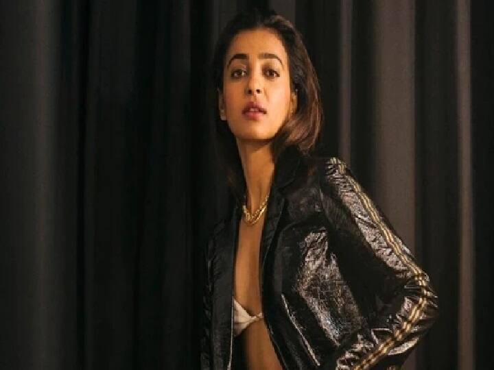 Radhika Apte's bold pictures in a leather jacket is taking the internet by storm கருப்பு மற்றும் தங்கநிற லெதர் ஜாக்கெட்.. ராதிகா ஆப்தேவின் வைரல் புகைப்படங்கள்!